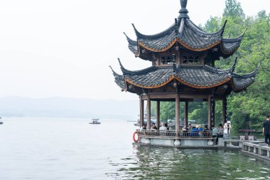 07 Mayıs 2024, Hangzhou, Çin: Batı gölünde yürüyen yayalar. Batı Gölü Hangzhou 'nun merkezinde bulunan ünlü bir tatlı su gölüdür.