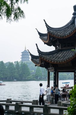 07 Mayıs 2024, Hangzhou, Çin: Batı gölünde yürüyen yayalar. Batı Gölü Hangzhou 'nun merkezinde bulunan ünlü bir tatlı su gölüdür.