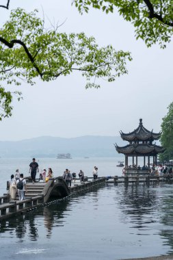 07 Mayıs 2024, Hangzhou, Çin: Batı gölünde yürüyen yayalar. Batı Gölü Hangzhou 'nun merkezinde bulunan ünlü bir tatlı su gölüdür.