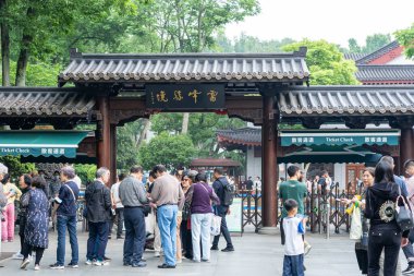 07 Mayıs 2024, Hangzhou, Çin: Batı gölünde yürüyen yayalar. Batı Gölü Hangzhou 'nun merkezinde bulunan ünlü bir tatlı su gölüdür.