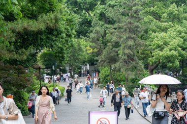 07 Mayıs 2024, Hangzhou, Çin: Batı gölünde yürüyen yayalar. Batı Gölü Hangzhou 'nun merkezinde bulunan ünlü bir tatlı su gölüdür.