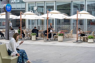 07 Mayıs 2024, Hangzhou, Çin: Hubin Yolu 'nda yürüyen insanlar. Bu Hangzhou 'daki Batı Gölü' nün yanında ünlü bir turist ve ticari bölgedir. Turistler için Batı Gölü 'nün tadını çıkarmak için ana yoldur..