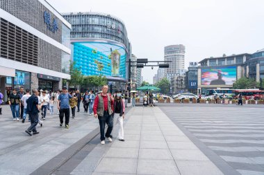 07 Mayıs 2024, Hangzhou, Çin: Hubin Yolu 'nda yürüyen insanlar. Bu Hangzhou 'daki Batı Gölü' nün yanında ünlü bir turist ve ticari bölgedir. Turistler için Batı Gölü 'nün tadını çıkarmak için ana yoldur..