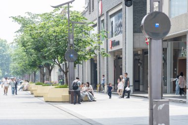 07 Mayıs 2024, Hangzhou, Çin: Hubin Yolu 'nda yürüyen insanlar. Bu Hangzhou 'daki Batı Gölü' nün yanında ünlü bir turist ve ticari bölgedir. Turistler için Batı Gölü 'nün tadını çıkarmak için ana yoldur..