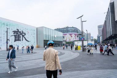 07 Mayıs 2024, Hangzhou, Çin: Hubin Yolu 'nda yürüyen insanlar. Bu Hangzhou 'daki Batı Gölü' nün yanında ünlü bir turist ve ticari bölgedir. Turistler için Batı Gölü 'nün tadını çıkarmak için ana yoldur..