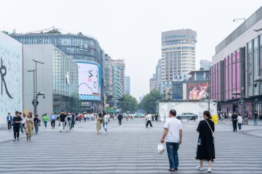 07 Mayıs 2024, Hangzhou, Çin: Hubin Yolu 'nda yürüyen insanlar. Bu Hangzhou 'daki Batı Gölü' nün yanında ünlü bir turist ve ticari bölgedir. Turistler için Batı Gölü 'nün tadını çıkarmak için ana yoldur..