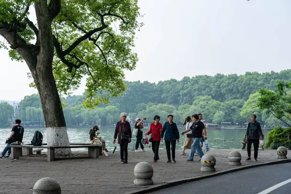 07 Mayıs 2024, Hangzhou, Çin: Batı gölünde yürüyen yayalar. Batı Gölü Hangzhou 'nun merkezinde bulunan ünlü bir tatlı su gölüdür.