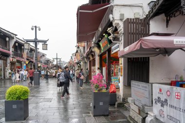 Hangzhou, Çin, 12 Mayıs 2024: Qing Hefang Caddesi 'nde yürüyen insanlar. Bu Çin 'in Hangzhou şehrinde ünlü bir turistik merkezdir.