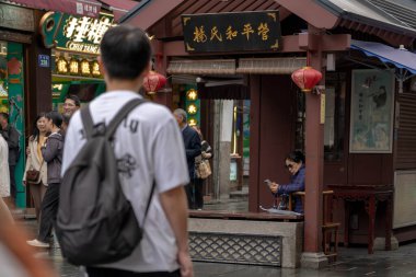 Hangzhou, Çin, 12 Mayıs 2024: Qing Hefang Caddesi 'nde yürüyen insanlar. Bu Çin 'in Hangzhou şehrinde ünlü bir turistik merkezdir.