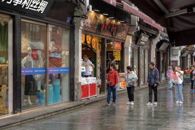 Hangzhou, Çin, 12 Mayıs 2024: Qing Hefang Caddesi 'nde yürüyen insanlar. Bu Çin 'in Hangzhou şehrinde ünlü bir turistik merkezdir.