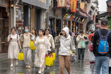 Hangzhou, Çin, 12 Mayıs 2024: Qing Hefang Caddesi 'nde yürüyen insanlar. Bu Çin 'in Hangzhou şehrinde ünlü bir turistik merkezdir.