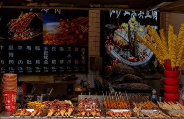 Hangzhou, Çin, 12 Mayıs 2024: Qing Hefang Caddesi 'nde yürüyen insanlar. Bu Çin 'in Hangzhou şehrinde ünlü bir turistik merkezdir.