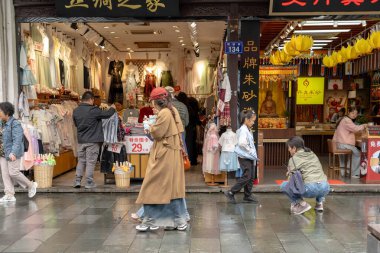 Hangzhou, Çin, 12 Mayıs 2024: Qing Hefang Caddesi 'nde yürüyen insanlar. Bu Çin 'in Hangzhou şehrinde ünlü bir turistik merkezdir.