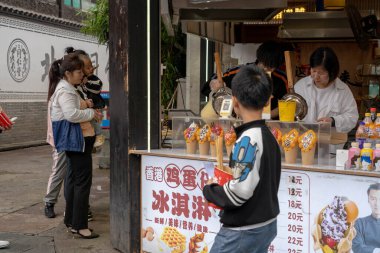 Hangzhou, Çin, 12 Mayıs 2024: Qing Hefang Caddesi 'nde yürüyen insanlar. Bu Çin 'in Hangzhou şehrinde ünlü bir turistik merkezdir.