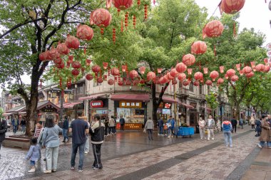 Hangzhou, Çin, 12 Mayıs 2024: Qing Hefang Caddesi 'nde yürüyen insanlar. Bu Çin 'in Hangzhou şehrinde ünlü bir turistik merkezdir.