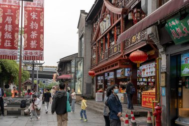 Hangzhou, Çin, 12 Mayıs 2024: Qing Hefang Caddesi 'nde yürüyen insanlar. Bu Çin 'in Hangzhou şehrinde ünlü bir turistik merkezdir.