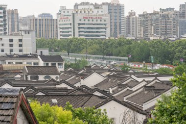 Hangzhou, Çin, 12 Mayıs 2024: Qing Hefang Caddesi 'nde yürüyen insanlar. Bu Çin 'in Hangzhou şehrinde ünlü bir turistik merkezdir.