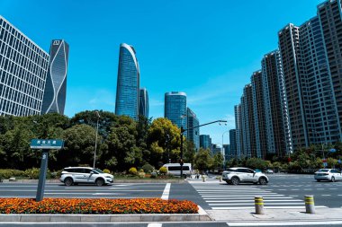Hangzhou, Çin, 19 Mayıs 2024: Güneşli bir günde Hangzhou 'da şehir manzarası. 