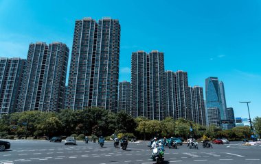 Hangzhou, Çin, 19 Mayıs 2024: Güneşli bir günde Hangzhou 'da şehir manzarası. 