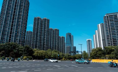 Hangzhou, Çin, 19 Mayıs 2024: Güneşli bir günde Hangzhou 'da şehir manzarası. 
