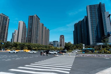 Hangzhou, Çin, 19 Mayıs 2024: Güneşli bir günde Hangzhou 'da şehir manzarası. 