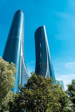 Hangzhou, Çin, 16 Mayıs 2024: Hangzhou, Çin 'deki modern ticari binaların manzarası; 