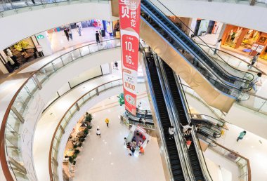 Hangzhou, Çin, 24 Mayıs 2024, Hangzhou 'daki alışveriş merkezindeki insanlar. 