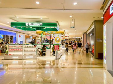 Hangzhou, Çin, 24 Mayıs 2024, Hangzhou 'daki alışveriş merkezindeki insanlar. 