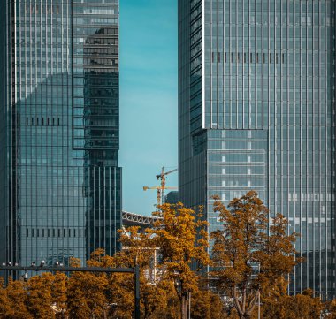 İş bölgesinde modern finans binaları; Mimari Geçmişler