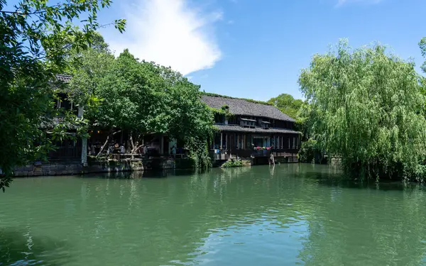 Wuzhen, Hangzhou, Çin, 29 Mayıs 2024: Wuzhen Antik Su Kenti, Çin 'in en ünlü tarihi ve kültürel şehirlerinden biridir.