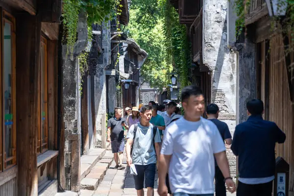 Wuzhen, Hangzhou, Çin, 29 Mayıs 2024: Wuzhen Antik Su Kenti, Çin 'in en ünlü tarihi ve kültürel şehirlerinden biridir.