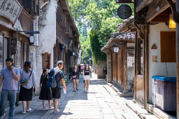 Wuzhen, Hangzhou, Çin, 29 Mayıs 2024: Wuzhen Antik Su Kenti, Çin 'in en ünlü tarihi ve kültürel şehirlerinden biridir.