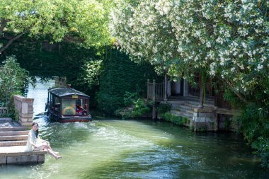 Wuzhen, Hangzhou, Çin, 29 Mayıs 2024: Wuzhen Antik Su Kenti, Çin 'in en ünlü tarihi ve kültürel şehirlerinden biridir.