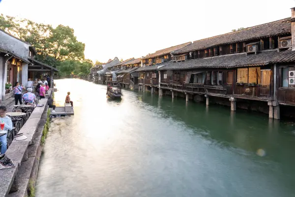 Wuzhen, Hangzhou, Çin, 29 Mayıs 2024: Wuzhen Antik Su Kenti, Çin 'in en ünlü tarihi ve kültürel şehirlerinden biridir.