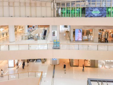 Hangzhou, Çin, 3 Haziran 2024: İnsanlar modern bir alışveriş merkezinde yürüyor