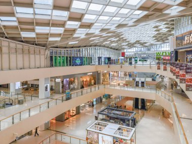 Hangzhou, Çin, 3 Haziran 2024: İnsanlar modern bir alışveriş merkezinde yürüyor