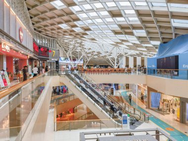 Hangzhou, Çin, 3 Haziran 2024: İnsanlar modern bir alışveriş merkezinde yürüyor