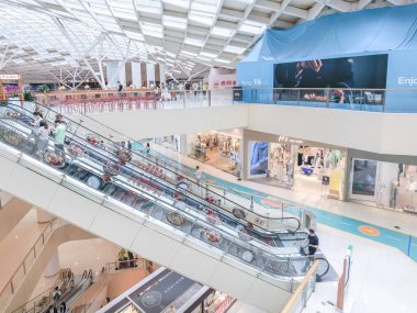 Hangzhou, Çin, 3 Haziran 2024: İnsanlar modern bir alışveriş merkezinde yürüyor