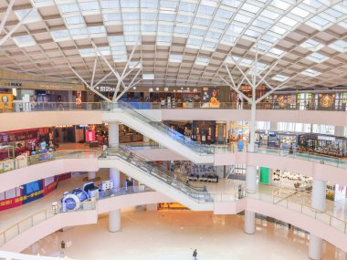 Hangzhou, Çin, 3 Haziran 2024: İnsanlar modern bir alışveriş merkezinde yürüyor