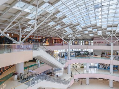 Hangzhou, Çin, 3 Haziran 2024: İnsanlar modern bir alışveriş merkezinde yürüyor