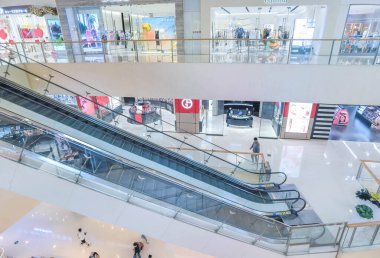 Hangzhou, Çin, 3 Haziran 2024: İnsanlar modern bir alışveriş merkezinde yürüyor