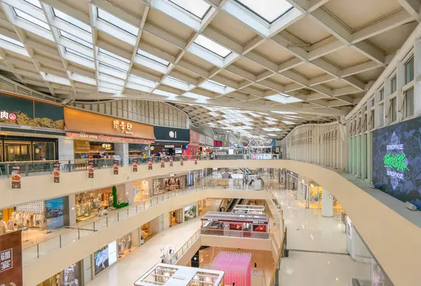 Hangzhou, Çin, 3 Haziran 2024: İnsanlar modern bir alışveriş merkezinde yürüyor