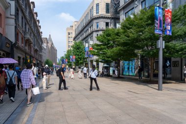 Şangay, Çin, 4 Haziran 2024: Şangay 'daki Nanjing alışveriş sokağından bir görüntü, Şangay' daki Bund yakınlarındaki en popüler yer..