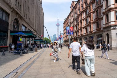Şangay, Çin, 4 Haziran 2024: Şangay 'daki Nanjing alışveriş sokağından bir görüntü, Şangay' daki Bund yakınlarındaki en popüler yer..