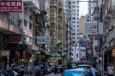 Tsim Sha Tsui, Hong Kong: 3 Temmuz 2024: Tsim Sha Tsui 'de sokak manzarası, burası Hong Kong' da çok popüler bir alışveriş merkezi.