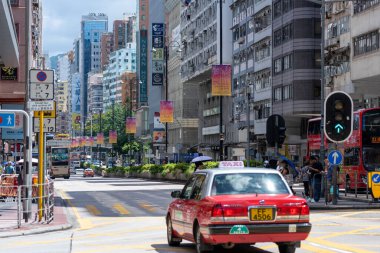 Tsim Sha Tsui, Hong Kong: 3 Temmuz 2024: Tsim Sha Tsui 'de sokak manzarası, burası Hong Kong' da çok popüler bir alışveriş merkezi.