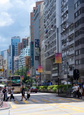 Tsim Sha Tsui, Hong Kong: 3 Temmuz 2024: Tsim Sha Tsui 'de sokak manzarası, burası Hong Kong' da çok popüler bir alışveriş merkezi.