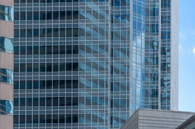 Hong Kong 'daki modern ofis binası, yakın plan.