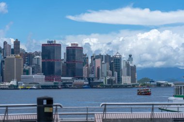 Tsim Sha Tsui, Hong Kong, 3 Temmuz 2024: Hong Kong rıhtım sahasında turistler