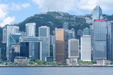 Tsim Sha Tsui, Hong Kong, 3 Temmuz 2024: Hong Kong rıhtım sahasında turistler